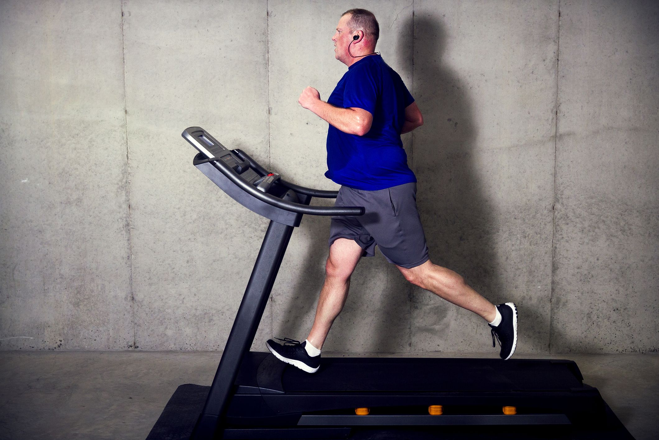 A futópad rendszeres használatával hatékonyan küzdhetünk a túlsúly ellen