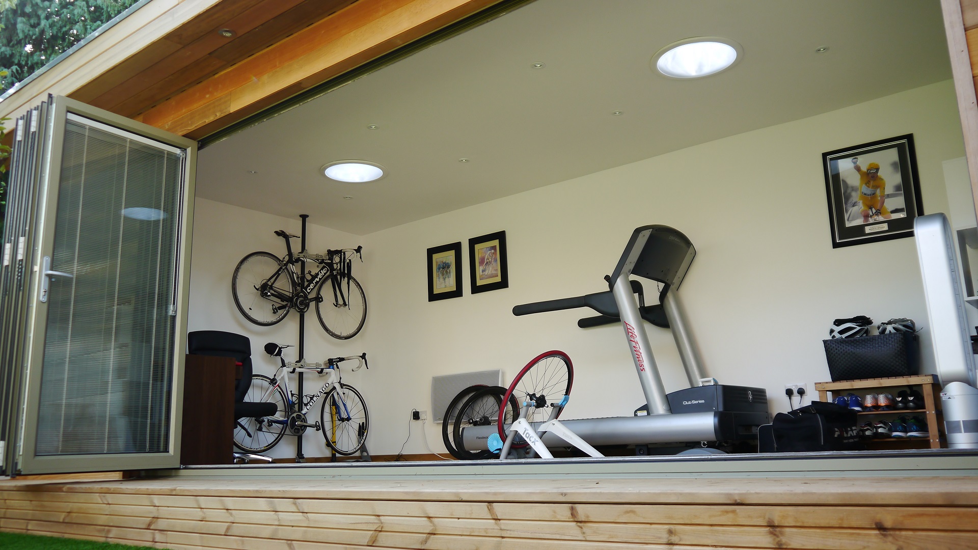 A lakásban kiváló edzőszobát lehet kialakítani. Lehet benne szobabicikli, futópad, taposógép vagy elliptikus tréner